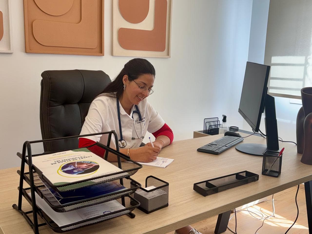 Dr. Zineb Fassi Fehri à son cabinet de cardiologie à Rabat